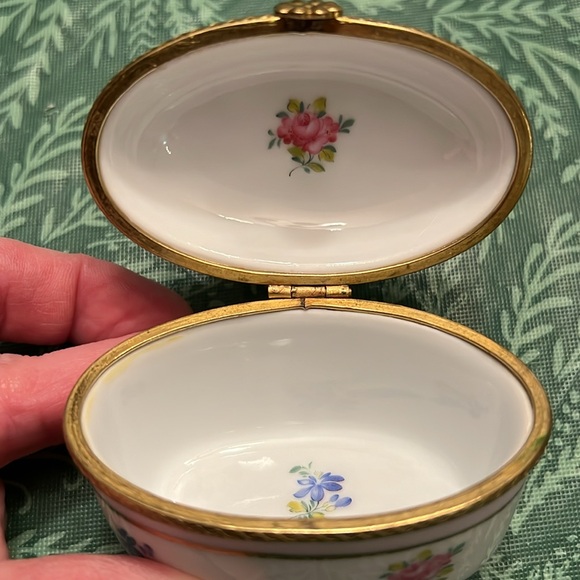 Limoges-style Miniature Porcelain Box - Picture 6 of 7